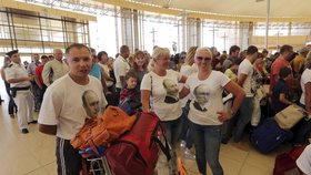 V Egyptě na odlet čekají tisíce lidí, převážně Britů a Rusů.