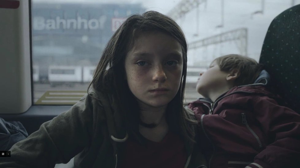 Citové vydírání? Britská holčička jako uprchlice v klipu charity.