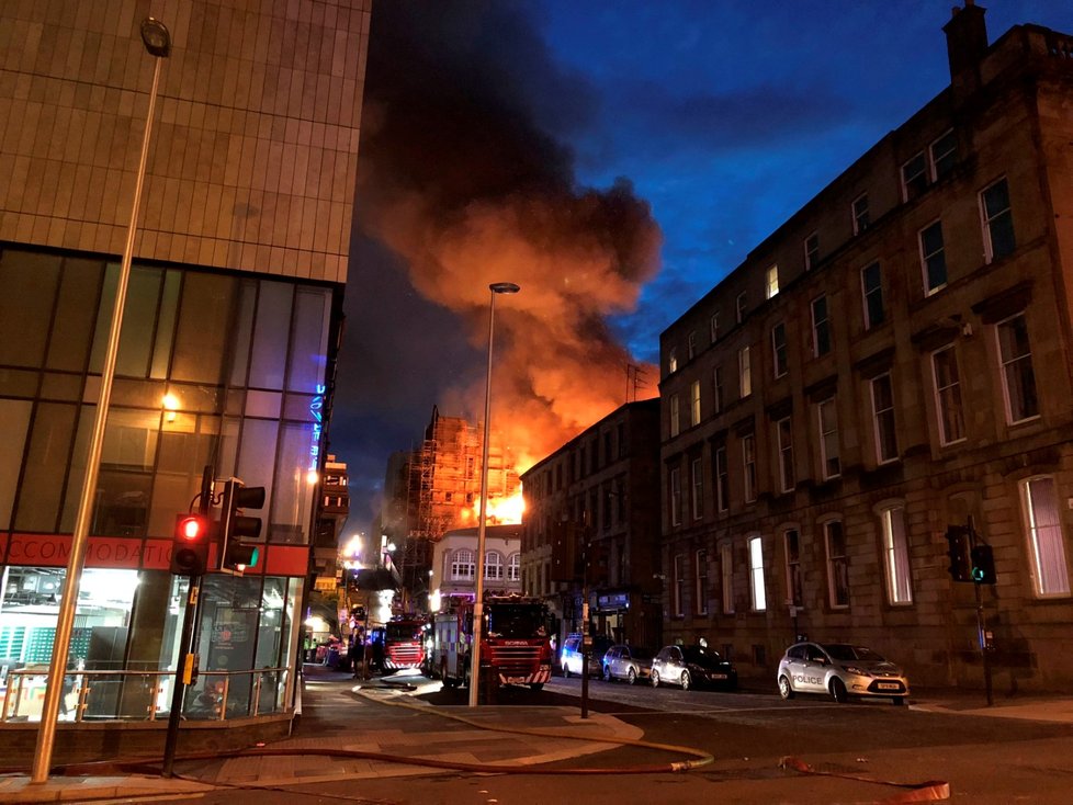 Historickou budovu umělecké školy v Glasgow zachvátil požár, již podruhé během čtyř let (16.6.2018).