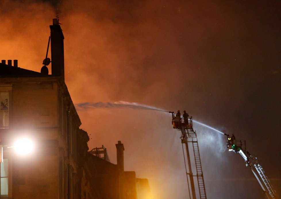 Jeden z očitých svědků řekl BBC, že nynější požár vypadá jako mnohem horší než oheň před čtyřmi lety. Oheň se mezitím rozšířil na noční klub Campus a koncertní sál O2 ABC.