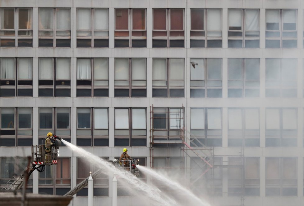 Historickou budovu umělecké školy v Glasgow zachvátil požár, již podruhé během čtyř let (16.6.2018).