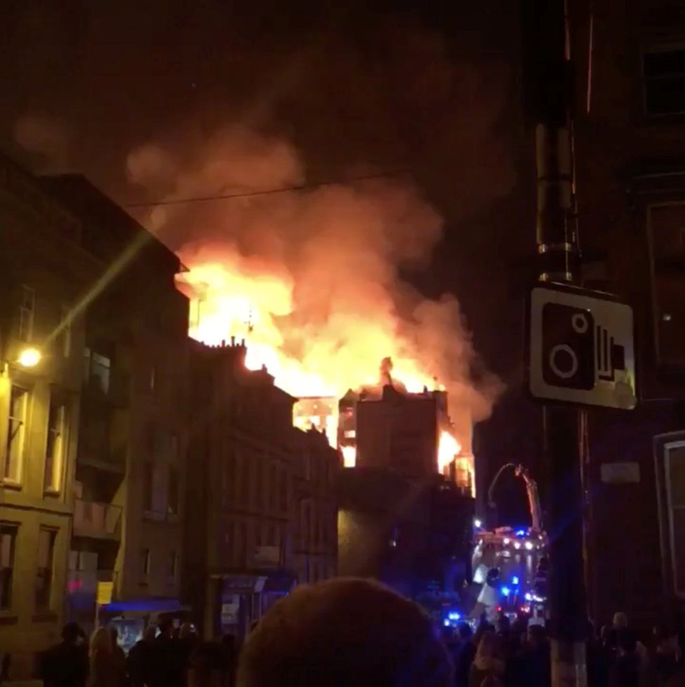 Jeden z očitých svědků řekl BBC, že nynější požár vypadá jako mnohem horší než oheň před čtyřmi lety. Oheň se mezitím rozšířil na noční klub Campus a koncertní sál O2 ABC.
