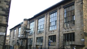 Historická budova Glasgow School of Art patří k nejvýznamnějším stavbám ve Skotsku. Byla postavena na přelomu 19. a 20. století podle secesního umělce a architekta Charlese Rennieho Mackintoshe.