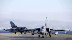 Britské letouny podnikly první údery proti islamistům v Sýrii.