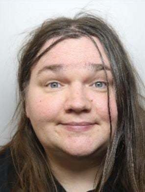 Matka týraného muže (22) Lorna Hewittová.