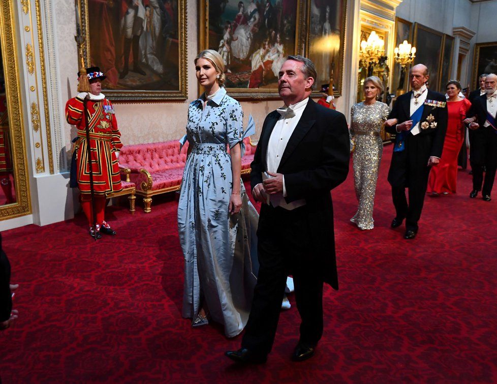 Ivanka Trumpová oblékla modrou róbu, na fotografii se státním tajemníkem Liamem Foxem.