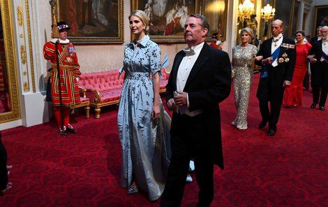 Ivanka Trumpová oblékla modrou róbu, na fotografii se státním tajemníkem Liamem Foxem