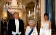 Americký prezident Donald Trump a britská královna Alžběta II. a manželka prezidenta Melania Trumpová během slavnostního banketu v Buckinghamském paláci, které slouží jako sídlo britského panovníka (3.6.2019)