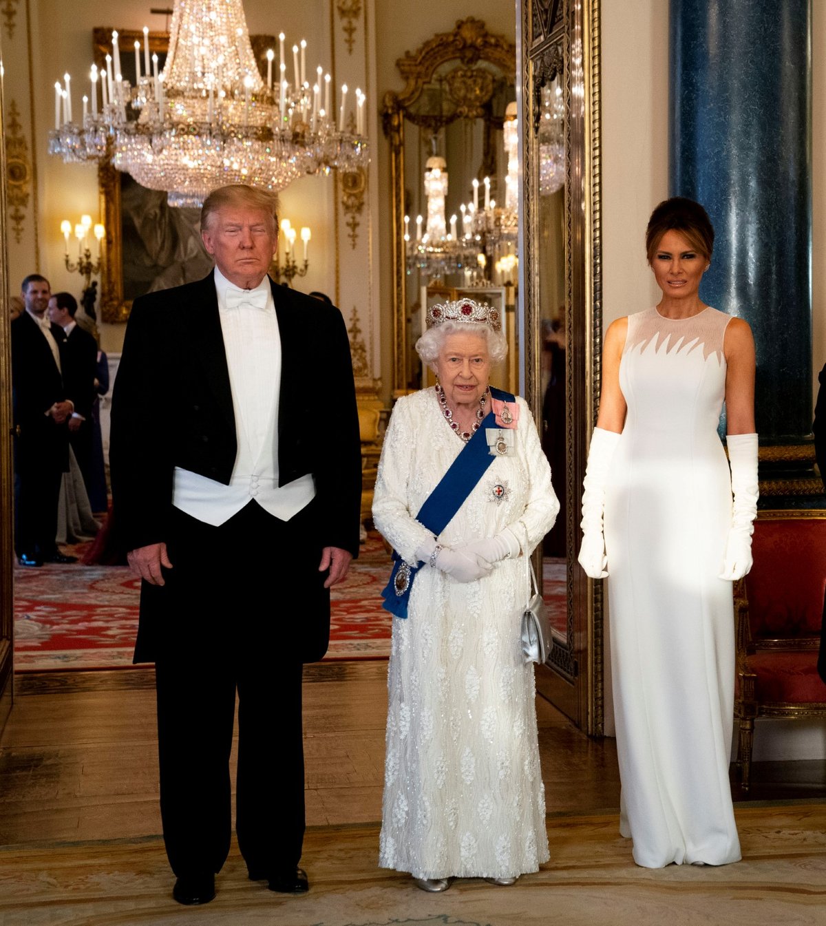 Americký prezident Donald Trump a britská královna Alžběta II. a manželka prezidenta Melania Trumpová během slavnostního banketu v Buckinghamském paláci, které slouží jako sídlo britského panovníka (3.6.2019)