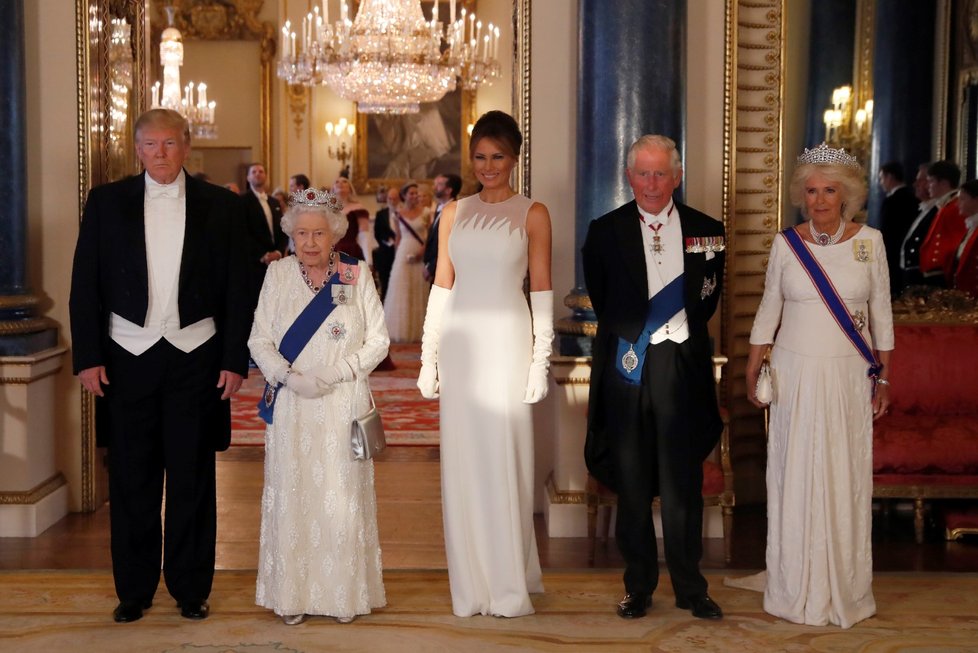 (zleva) Americký prezident Donald Trump, britská královna Alžběta II., manželka prezidenta Melania a princ Charles s manželkou Kamilou během slavnostního banketu v Buckinghamském paláci, které slouží jako sídlo britského panovníka (3.6.2019)