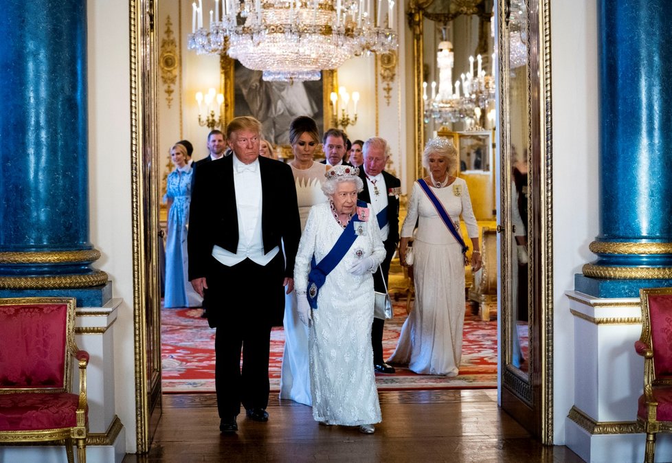 Americký prezident Donald Trump a britská královna Alžběta II. během slavnostního banketu v Buckinghamském paláci, které slouží jako sídlo britského panovníka (3. 6. 2019).