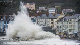 Velkou Británii bičují vydatné deště. Rozbouřené moře způsobuje lokální záplavy.