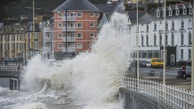 Velkou Británii bičují vydatné deště. Rozbouřené moře způsobuje lokální záplavy.