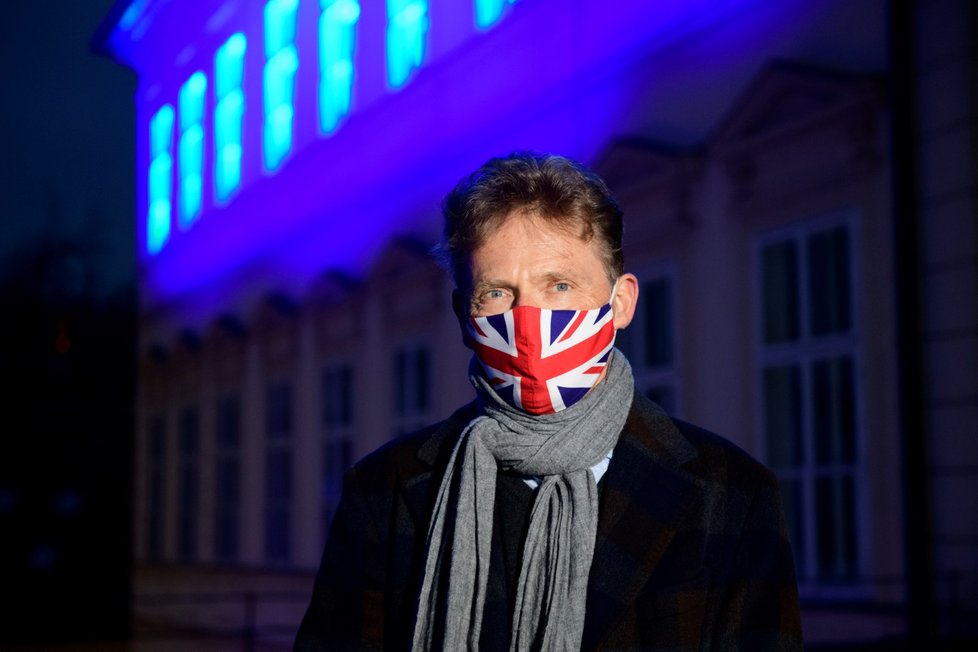 Britský velvyslanec Nick Archer nechal nasvítit ambasádu namodro a nazeleno.