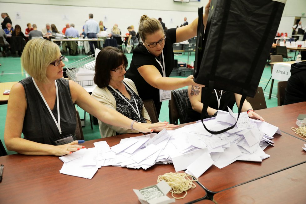 Britové odvolili v předčasných parlamentních volbách. Zatímco se sčítají hlasy, trhy už reagují na nepříznivé odhady.