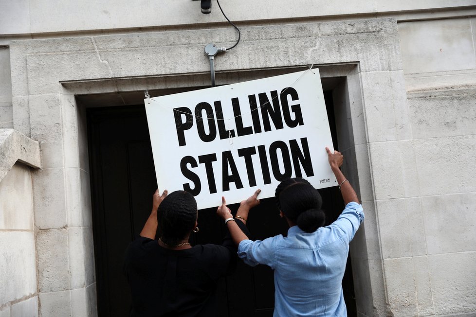 Britové odvolili v předčasných parlamentních volbách. Zatímco se sčítají hlasy, trhy už reagují na nepříznivé odhady.