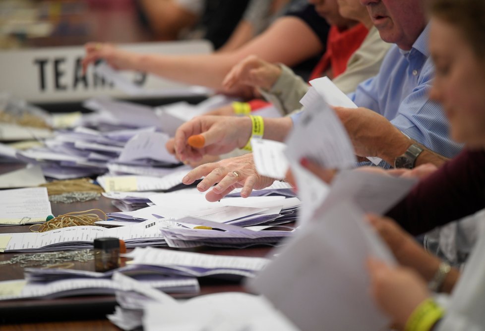 Britové odvolili v předčasných parlamentních volbách. Zatímco se sčítají hlasy, trhy už reagují na nepříznivé odhady