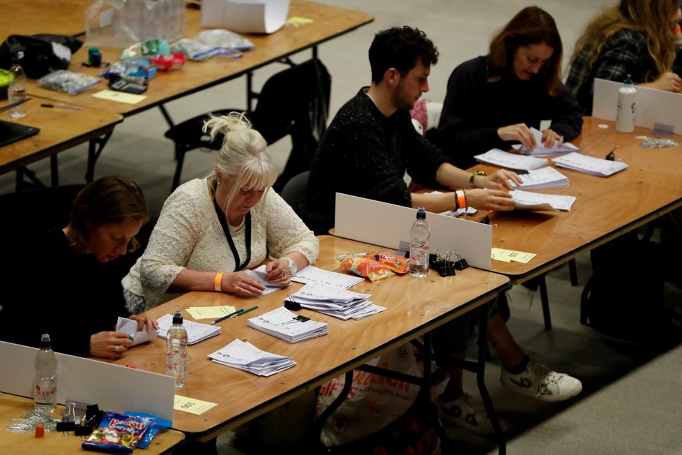 Hlasovací lístky se sčítají v centru pro britské všeobecné volby v Brightonu.