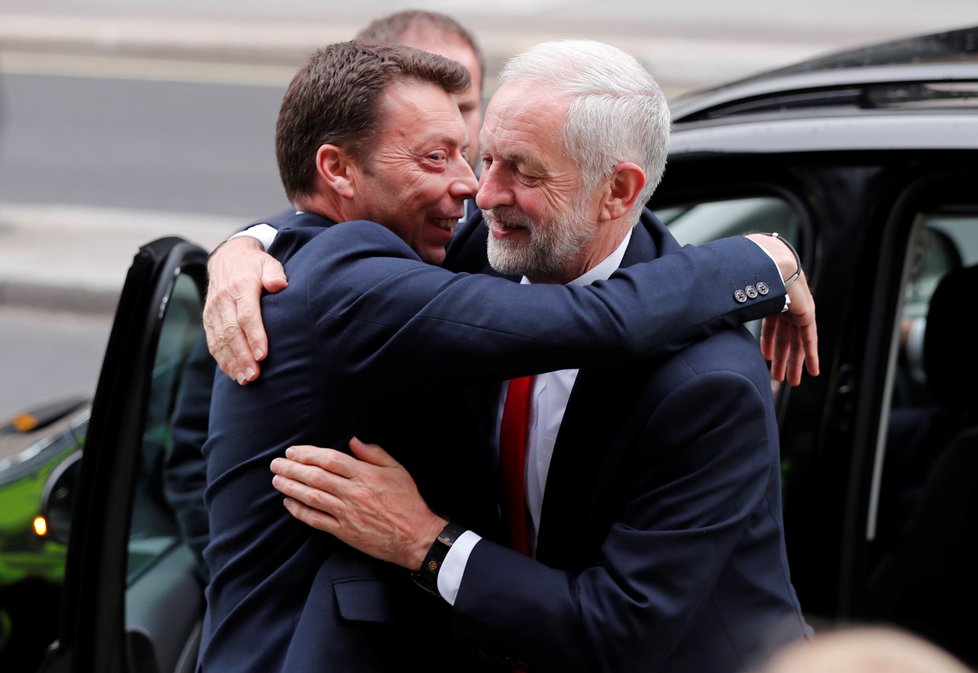 Lídr labouristů přichází do sídla své strany v Londýně.