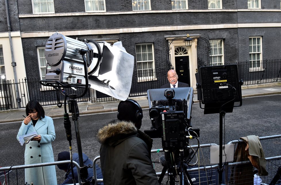 Média čekají před Downing Street na projev premiérky.