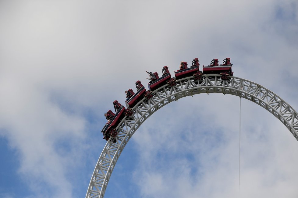 S rouškami na horské dráze. V obci Chertsey nedaleko Londýna otevřel své brány zábavní Thorpe Park (5. 7. 2020)