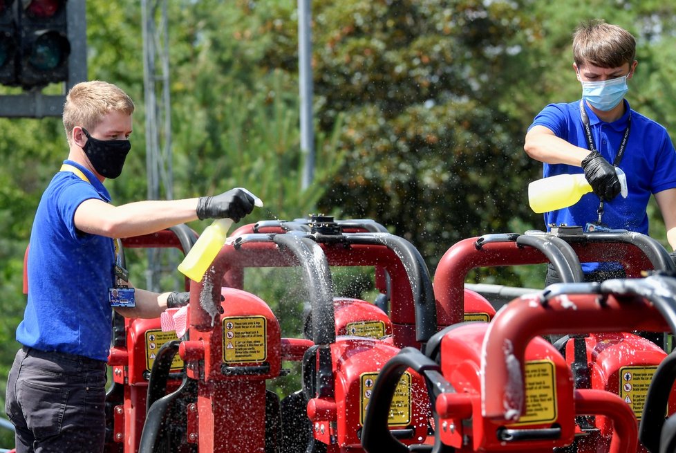 S rouškami na horské dráze. V obci Chertsey nedaleko Londýna otevřel své brány zábavní Thorpe Park (5. 7. 2020)