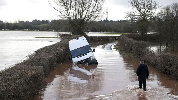 Stoletá voda sužuje Britské ostrovy. Záplavy vyvolané bouří Dennis nadále ohrožují životy a majetek lidí na západě Británie.