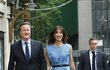 Premiér Cameron přišel ruku v ruce s manželkou. Ta svým odznakem dávala jasně najevo, že bude volit setrvání v Evropě.