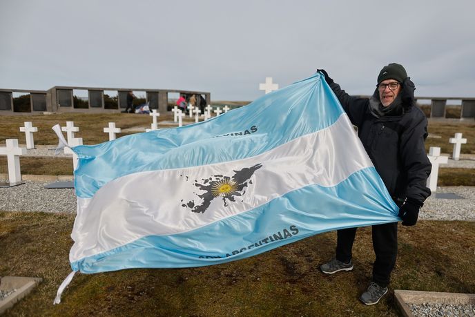 Veteráni na vojenském hřbitově na Falklandách Veteráni na vojenském hřbitově na Falklandách