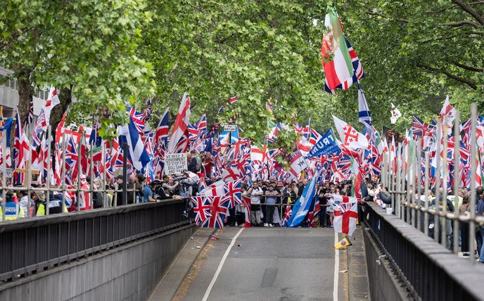 Konec vlády požadovali o víkendu i účastníci pochodu krajně pravicového aktivisty Tommyho Robinsona, kteří protestovali i proti imigraci. Konec vlády požadovali o víkendu i účastníci pochodu krajně pravicového aktivisty Tommyho Robinsona, kteří protestovali i proti imigraci.