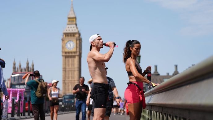 Nezvykle horký červen zažívá i Británie. Nezvykle horký červen zažívá i Británie.
