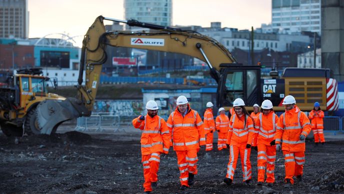 Pracovníci mohou chybět ve stavebnictví, možná bude muset zaskočit premiér Boris Johnson