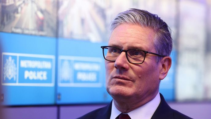 Premiér Keir Starmer odmítá výzvy k rezignaci. Premiér Keir Starmer odmítá výzvy k rezignaci.