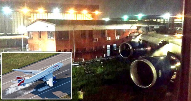 Letadlo British Airways narazilo křídlem do domu