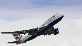 British Airways zrušily 30 z 91 letů, které byly naplánovány na nedělní ráno z Londýna.