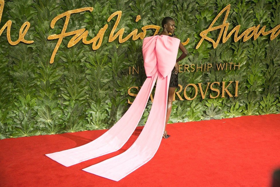 Šaty z předávání britských módních cen British Fashion Awards v Londýně.