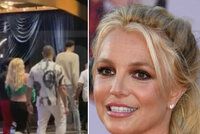 Obrovské ponížení Britney Spearsové: Místo fotky se sportovcem facka od ochranky!