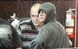 Britney si hlavu oholila sama, kadeřnice to udělat odmítla. Britney si hlavu oholila sama, kadeřnice to udělat odmítla.