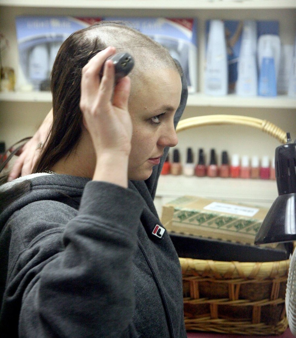 Britney si hlavu oholila sama, kadeřnice to udělat odmítla.