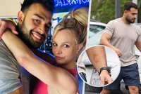 Foto jako důkaz? Britney měla manžela fyzicky napadat, fotky ho zachycují s modřinami