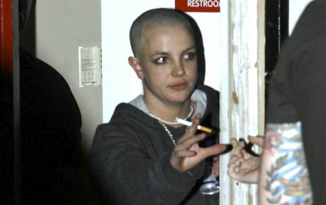 2008 - Britney Spears šokovala svět pleší.