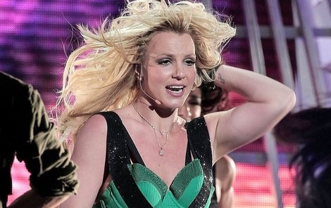 Pozlátko. Britney se nasoukala do sexy oblečku.