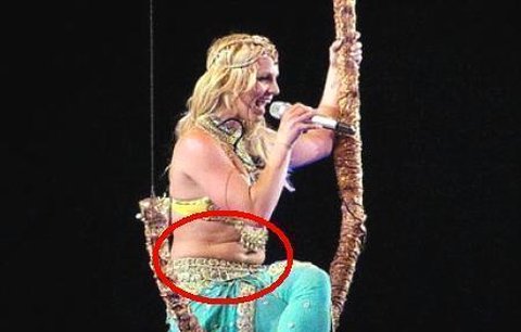 Britney Spears: Při koncertu ukázala faldíky na břiše