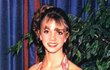 Britney Spears rok a půl předtím, než se její songy začaly  hrát ve všech rádiích. Na maturitním plese v roce 1997 byla mnohem oblečenější, než později na svých vystoupení. 