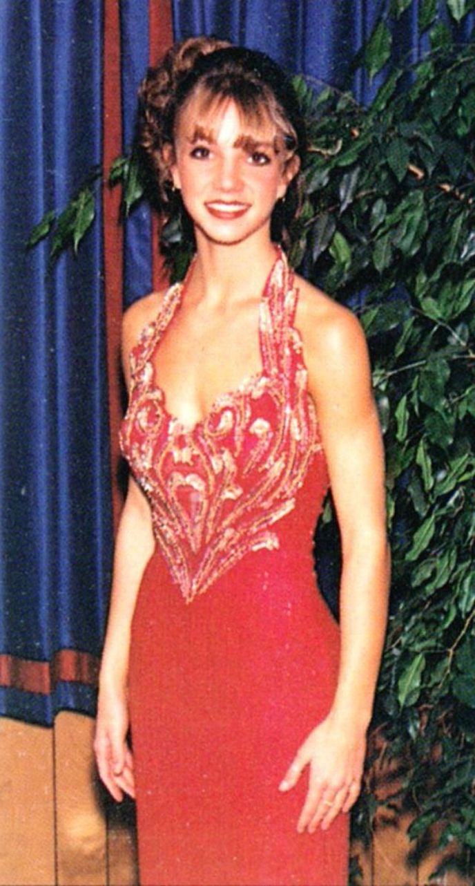Britney Spears rok a půl předtím, než se její songy začaly  hrát ve všech rádiích. Na maturitním plese v roce 1997 byla mnohem oblečenější, než později na svých vystoupení. 