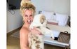 Britney Spears pózující nahá se psem.