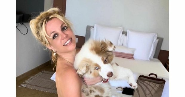 Britney Spears pózující nahá se psem.