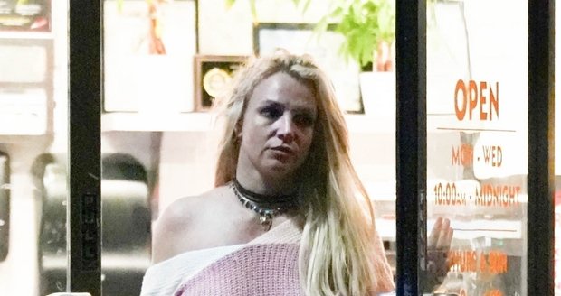V pátek o půlnoci se Britney Spears zjevila ve fastfoodu, skleslá a ne zrovna upravená.