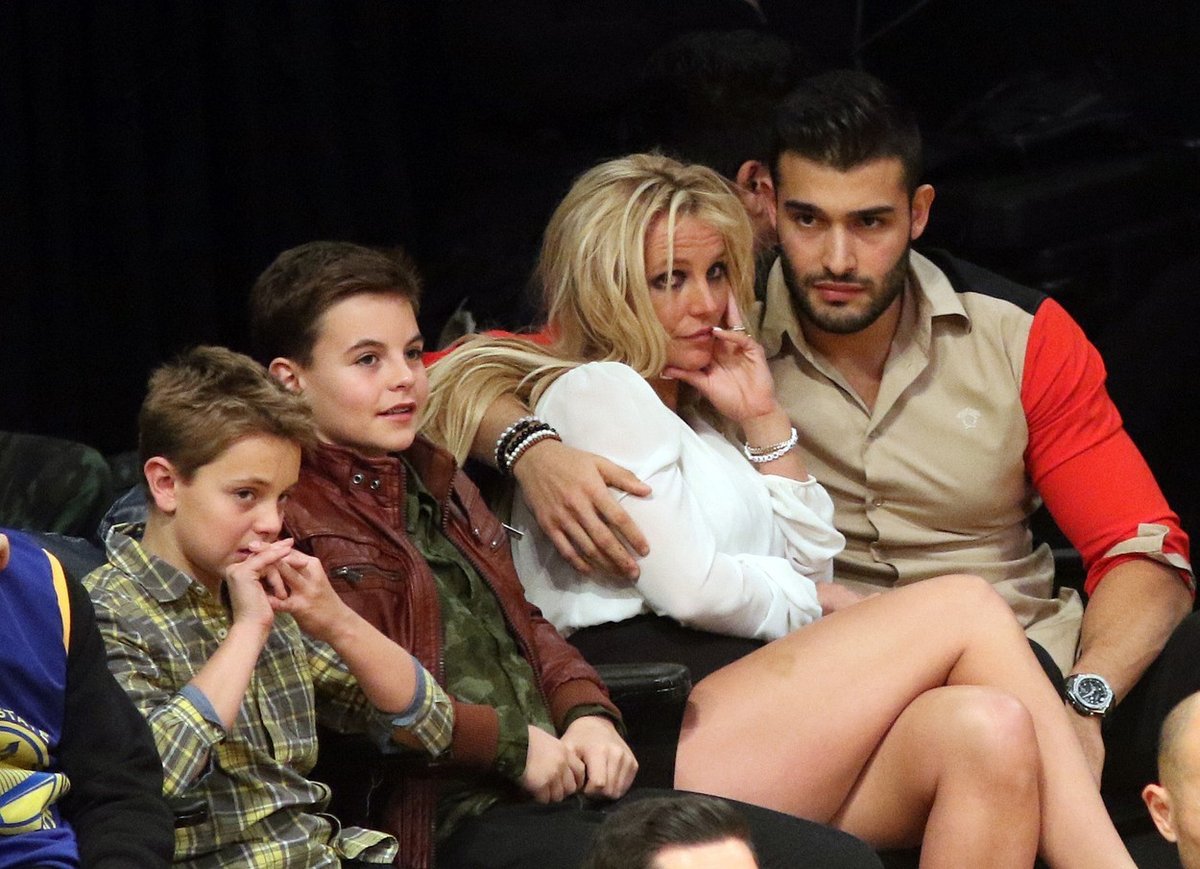 Sam tráví čas s Britney i s jejími syny z předchozího manželství