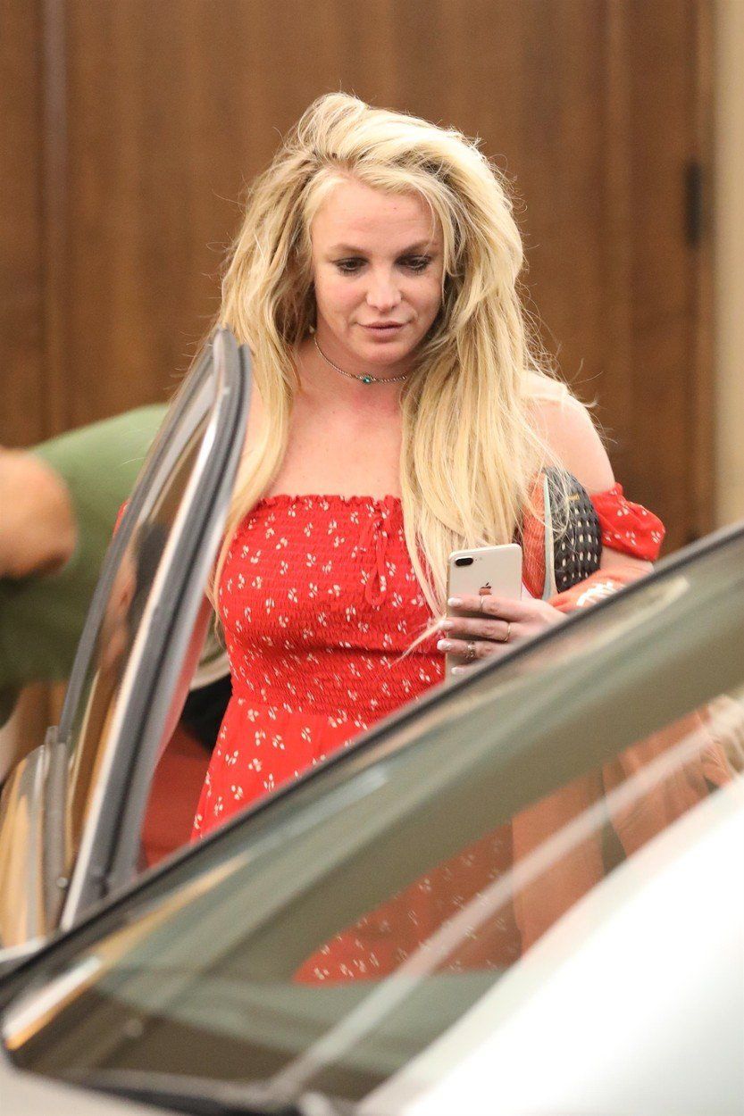 Britney Spears spatřena se svým přítelem v Los Angeles.